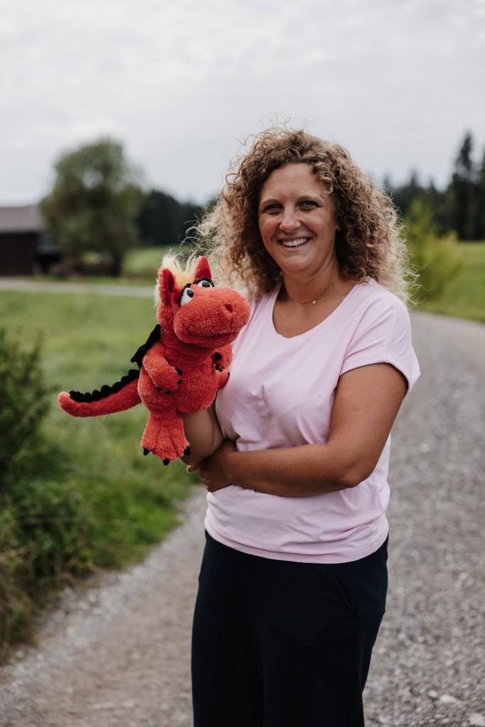 Anita mit Drache Sunny.
